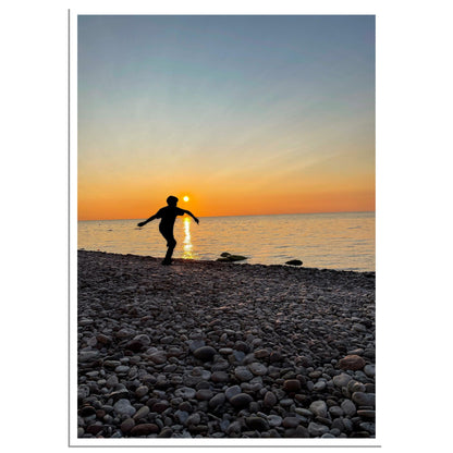 Magisk stenlek vid solnedgången - En pojkes äventyr