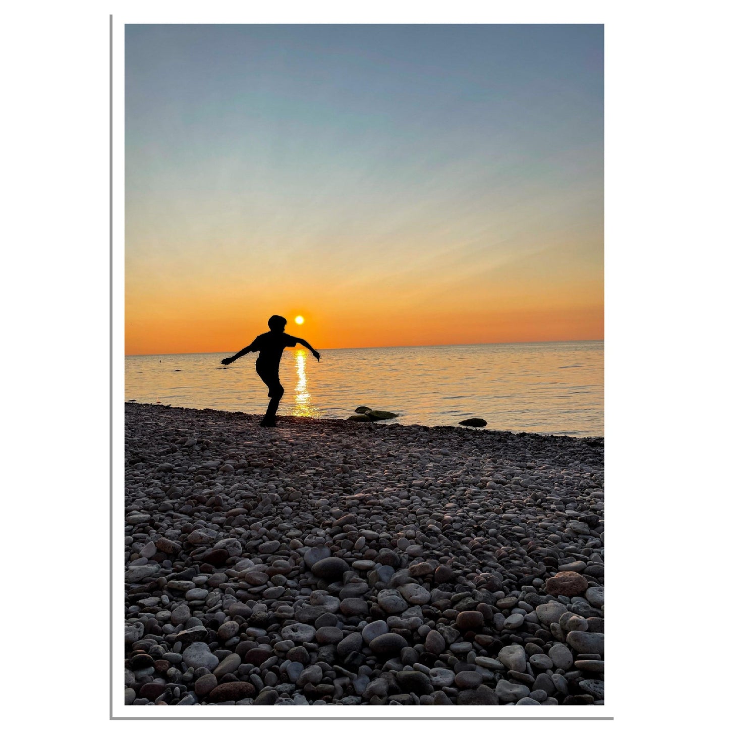 Magisk stenlek vid solnedgången - En pojkes äventyr